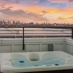 Rooftop Hot Tub + Views + 10 Beds + Game Room